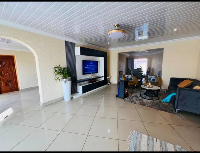 5 BEDROOM HOUSE FOR SALE IN NEW STATE AREA